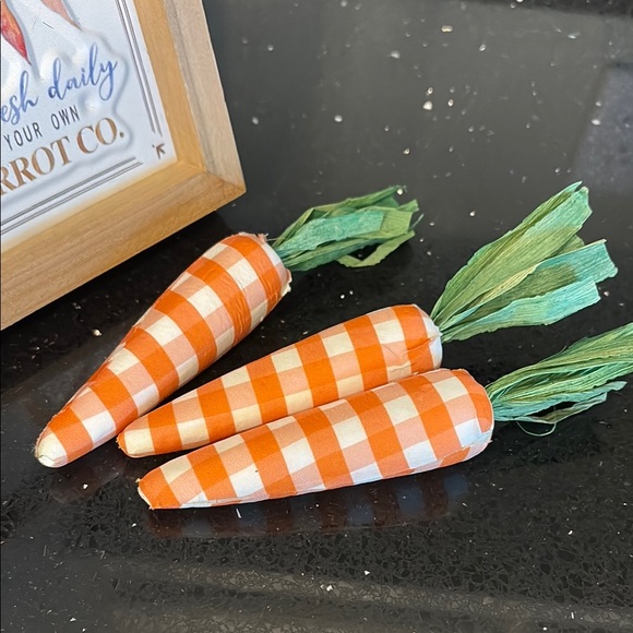 NWT Farm Fresh Easter Bunny Carrot Sign & 3 Orange Gingham Checked Carrots - Picture 5 of 10